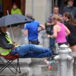 BERN, 12JUN16 - Unterstuetzung am Streckenrand: Zahlreiche Zuschauer unterstuetzen die Laeuferinnen auf ihrem Weg durch Bern. Impression vom 30. Schweizer Frauenlauf in Bern am 12. Juni 2016.Impression of the 30th Swiss Women's Run in Bern, Switzerland, June 12, 2016. With more than 16,000 participants, the Swiss Women's Run is the largest women's sports event in Switzerland.swiss-image.ch/Photo Andy Mettler