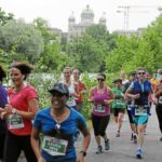 BERN, 12JUN16 - Keine nassen Fuesse: Lauf entlang der hoch fliessenden Aare auf der 10 km Strecke des 30. Schweizer Frauenlauf in Bern am 12. Juni 2016. Im Hintergrund das Bundeshaus.Impression of the 30th Swiss Women's Run in Bern, Switzerland, June 12, 2016. With more than 16,000 participants, the Swiss Women's Run is the largest women's sports event in Switzerland.swiss-image.ch/Photo Andy Mettler