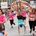 BERN, 12JUN16 - Ein Handstand kurz vor dem Ziel anlaesslich des 30. Schweizer Frauenlauf in Bern am 12. Juni 2016.Impression of the 30th Swiss Women's Run in Bern, Switzerland, June 12, 2016. With more than 16,000 participants, the Swiss Women's Run is the largest women's sports event in Switzerland.swiss-image.ch/Photo Michael Buholzer