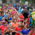 BERN, 12JUN16 - Unterstuetzung am Streckenrand: Zahlreiche Zuschauer unterstuetzen die Laeuferinnen auf ihrem Weg durch Bern. Impression vom 30. Schweizer Frauenlauf in Bern am 12. Juni 2016.Impression of the 30th Swiss Women's Run in Bern, Switzerland, June 12, 2016. With more than 16,000 participants, the Swiss Women's Run is the largest women's sports event in Switzerland.swiss-image.ch/Photo Michael Buholzer