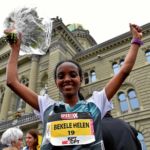BERN, 12JUN16 - Siegerin Helen Tola Bekele aus Petit-Lancy strahlt mit dem Blumenstrauss vor dem Bundeshaus. Impression vom 30. Schweizer Frauenlauf in Bern am 12. Juni 2016.Impression of the 30th Swiss Women's Run in Bern, Switzerland, June 12, 2016. With more than 16,000 participants, the Swiss Women's Run is the largest women's sports event in Switzerland.swiss-image.ch/Photo Michael Buholzer