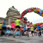 BERN, 12JUN16 - Lauf durch die Bundeshauptstadt: Die Laeuferinnen erblicken kurz vor dem Ziel das Bundeshaus anlaesslich des 30. Schweizer Frauenlauf in Bern am 12. Juni 2016.Impression of the 30th Swiss Women's Run in Bern, Switzerland, June 12, 2016. With more than 16,000 participants, the Swiss Women's Run is the largest women's sports event in Switzerland.swiss-image.ch/Photo Michael Buholzer